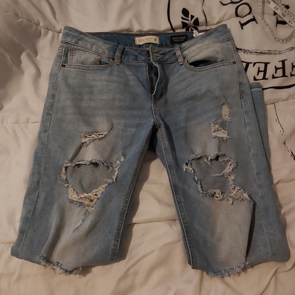 4/$25 Urban Heritage distressed, washed blue jeans - Picture 2 of 15